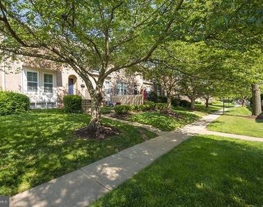 1699 Yale Place - Photo Thumbnail 12