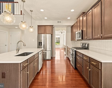 1112 Saxton Drive - Photo Thumbnail 9