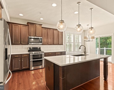 1112 Saxton Drive - Photo Thumbnail 8