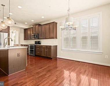 1112 Saxton Drive - Photo Thumbnail 14