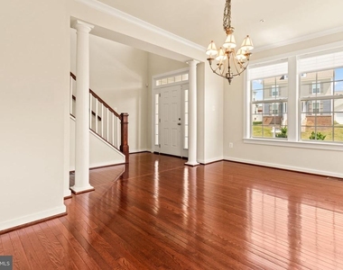1112 Saxton Drive - Photo Thumbnail 4