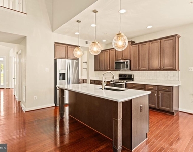 1112 Saxton Drive - Photo Thumbnail 10