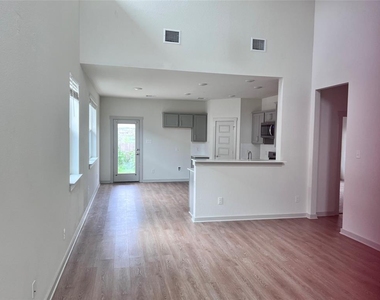 112 New Hampton Way - Photo Thumbnail 3