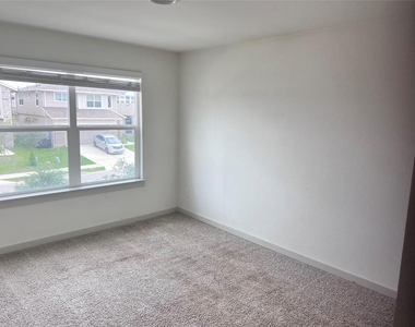 112 New Hampton Way - Photo Thumbnail 6