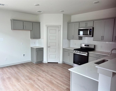 112 New Hampton Way - Photo Thumbnail 2