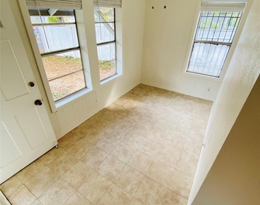 6501 Ponca St - Photo Thumbnail 2