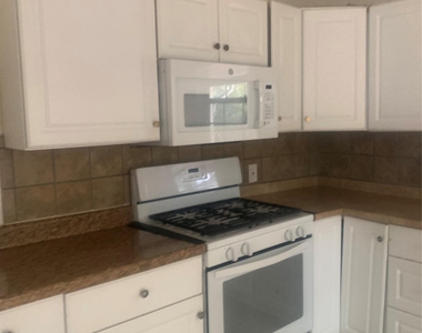 613 E 50th St - Photo Thumbnail 2
