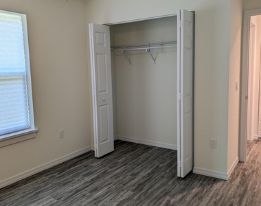 819 Ne 10th Street - Photo Thumbnail 8