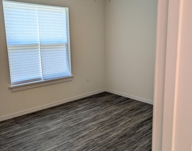 819 Ne 10th Street - Photo Thumbnail 9