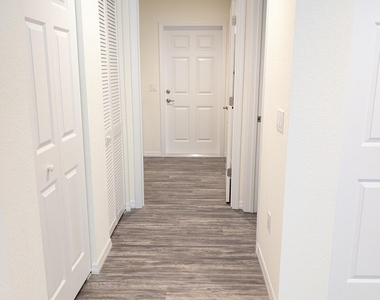 819 Ne 10th Street - Photo Thumbnail 2
