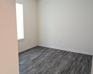 819 Ne 10th Street - Photo Thumbnail 1