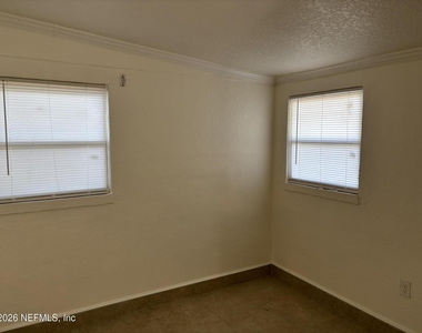 1824 S Brookview Drive S - Photo Thumbnail 12