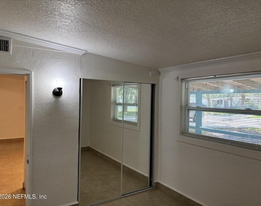 1824 S Brookview Drive S - Photo Thumbnail 11