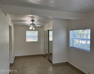 1824 S Brookview Drive S - Photo Thumbnail 8