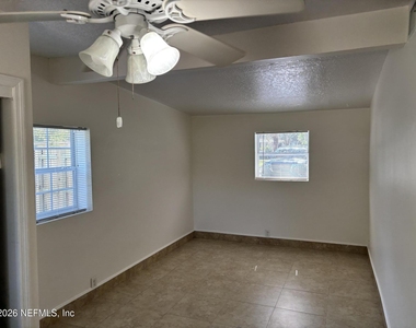 1824 S Brookview Drive S - Photo Thumbnail 7