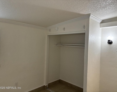 1824 S Brookview Drive S - Photo Thumbnail 13