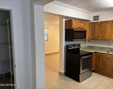 1824 S Brookview Drive S - Photo Thumbnail 6