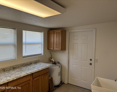 1824 S Brookview Drive S - Photo Thumbnail 14