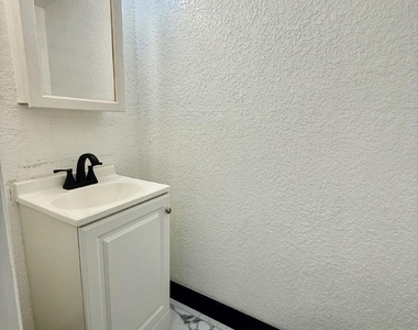 2540 W 25th Street - Photo Thumbnail 4