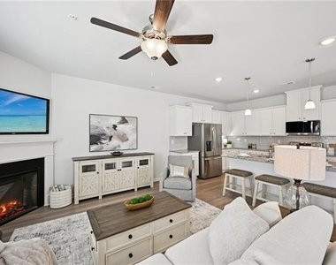 405 Lanier Circle - Photo Thumbnail 4