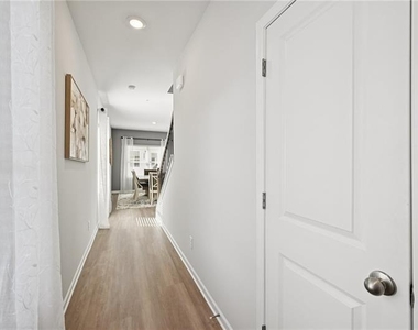 405 Lanier Circle - Photo Thumbnail 2
