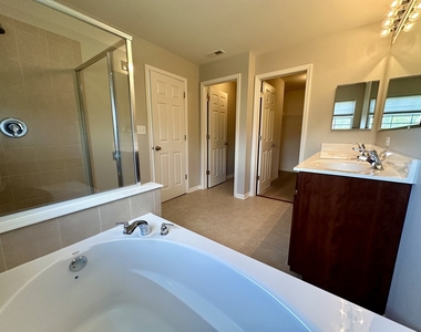 407 Blackstone Avenue - Photo Thumbnail 11