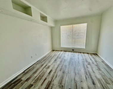 2830 S Bartell Drive - Photo Thumbnail 8
