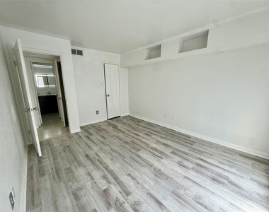 2830 S Bartell Drive - Photo Thumbnail 7
