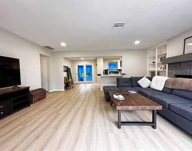 9332 Derrik Drive - Photo Thumbnail 2