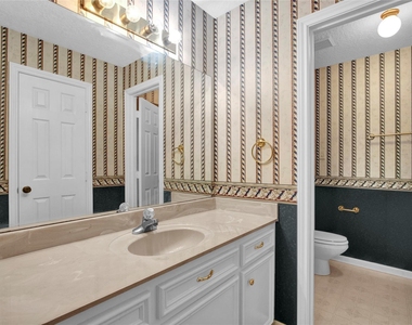 611 N Hickory Street - Photo Thumbnail 19