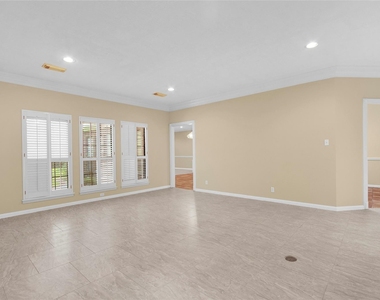 611 N Hickory Street - Photo Thumbnail 6