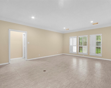 611 N Hickory Street - Photo Thumbnail 7