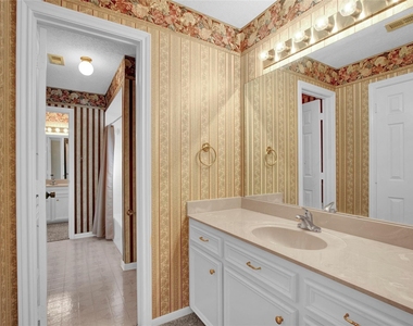 611 N Hickory Street - Photo Thumbnail 21