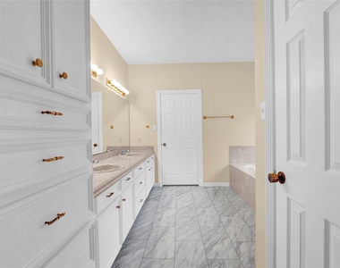 611 N Hickory Street - Photo Thumbnail 15