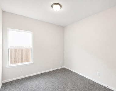 1913 N Riverside Circle - Photo Thumbnail 11
