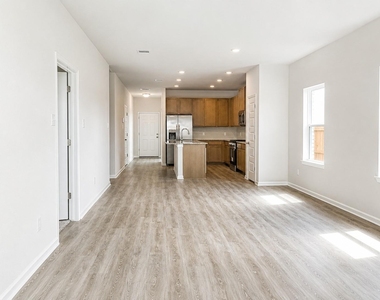 1913 N Riverside Circle - Photo Thumbnail 9