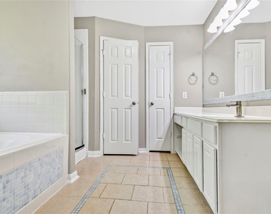 5601 Savannah Woods Lane - Photo Thumbnail 8