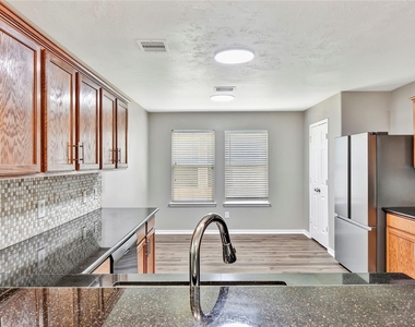 5601 Savannah Woods Lane - Photo Thumbnail 4