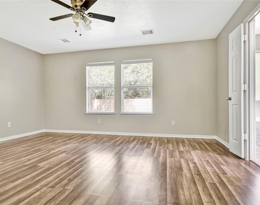 5601 Savannah Woods Lane - Photo Thumbnail 7