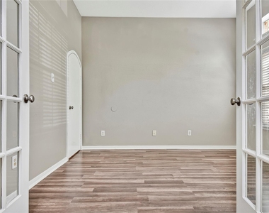 5601 Savannah Woods Lane - Photo Thumbnail 2