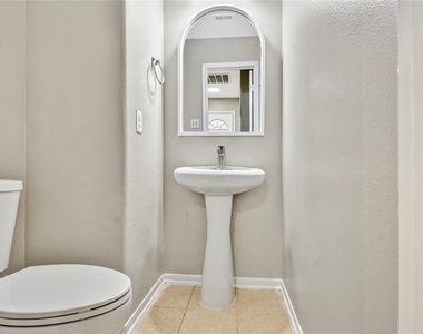 5601 Savannah Woods Lane - Photo Thumbnail 6