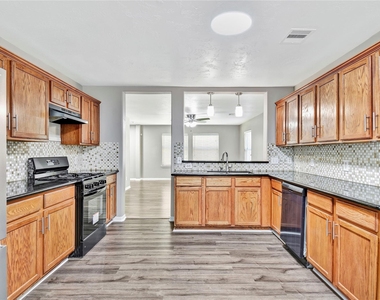 5601 Savannah Woods Lane - Photo Thumbnail 5
