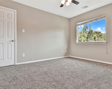 5601 Savannah Woods Lane - Photo Thumbnail 11