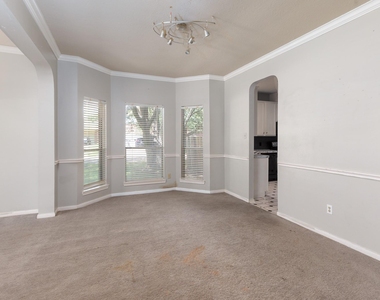 3103 Lauren Lane - Photo Thumbnail 5