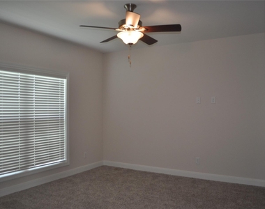 2502 Majestic Oaks Court - Photo Thumbnail 7