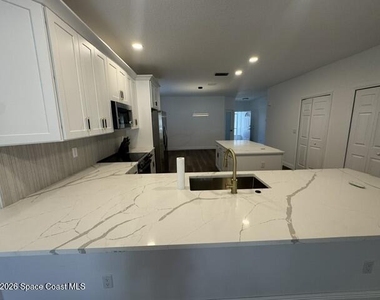 982 Villa Drive - Photo Thumbnail 4