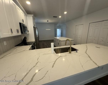 982 Villa Drive - Photo Thumbnail 5