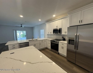 982 Villa Drive - Photo Thumbnail 2