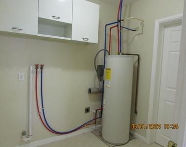211 W Laila Drive - Photo Thumbnail 7