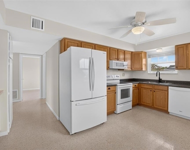 705 Thunderbird Avenue - Photo Thumbnail 3